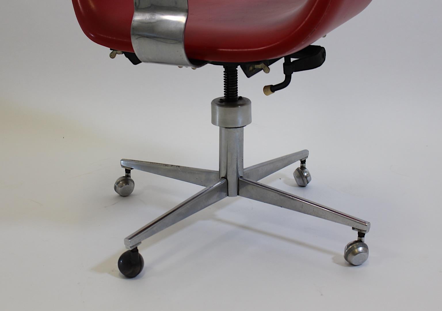 Chaise de bureau de l'ère spatiale rouge en faux cuir et métal chromé, années 1960 en vente 2