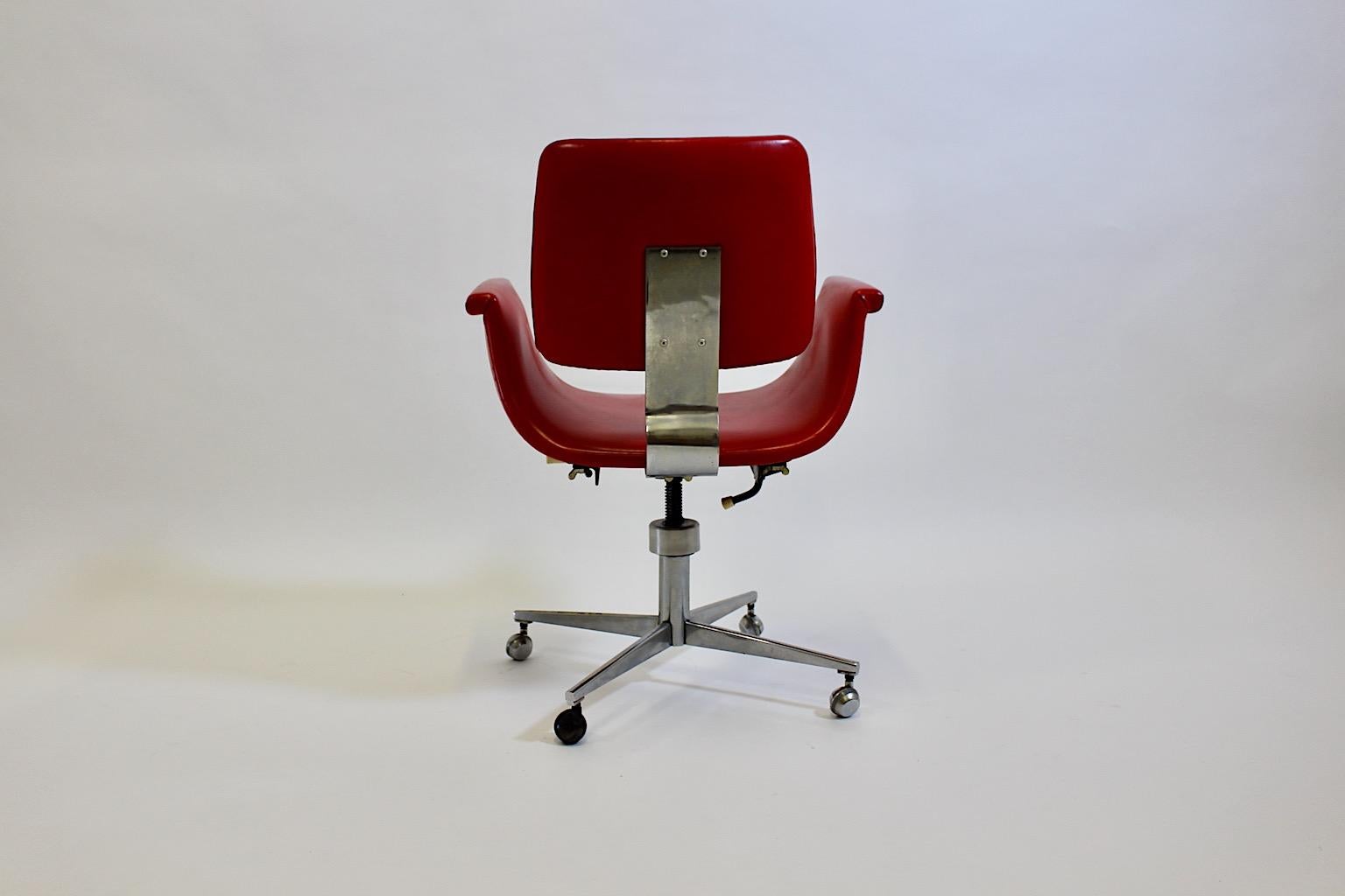 Chaise de bureau de l'ère spatiale rouge en faux cuir et métal chromé, années 1960 en vente 3