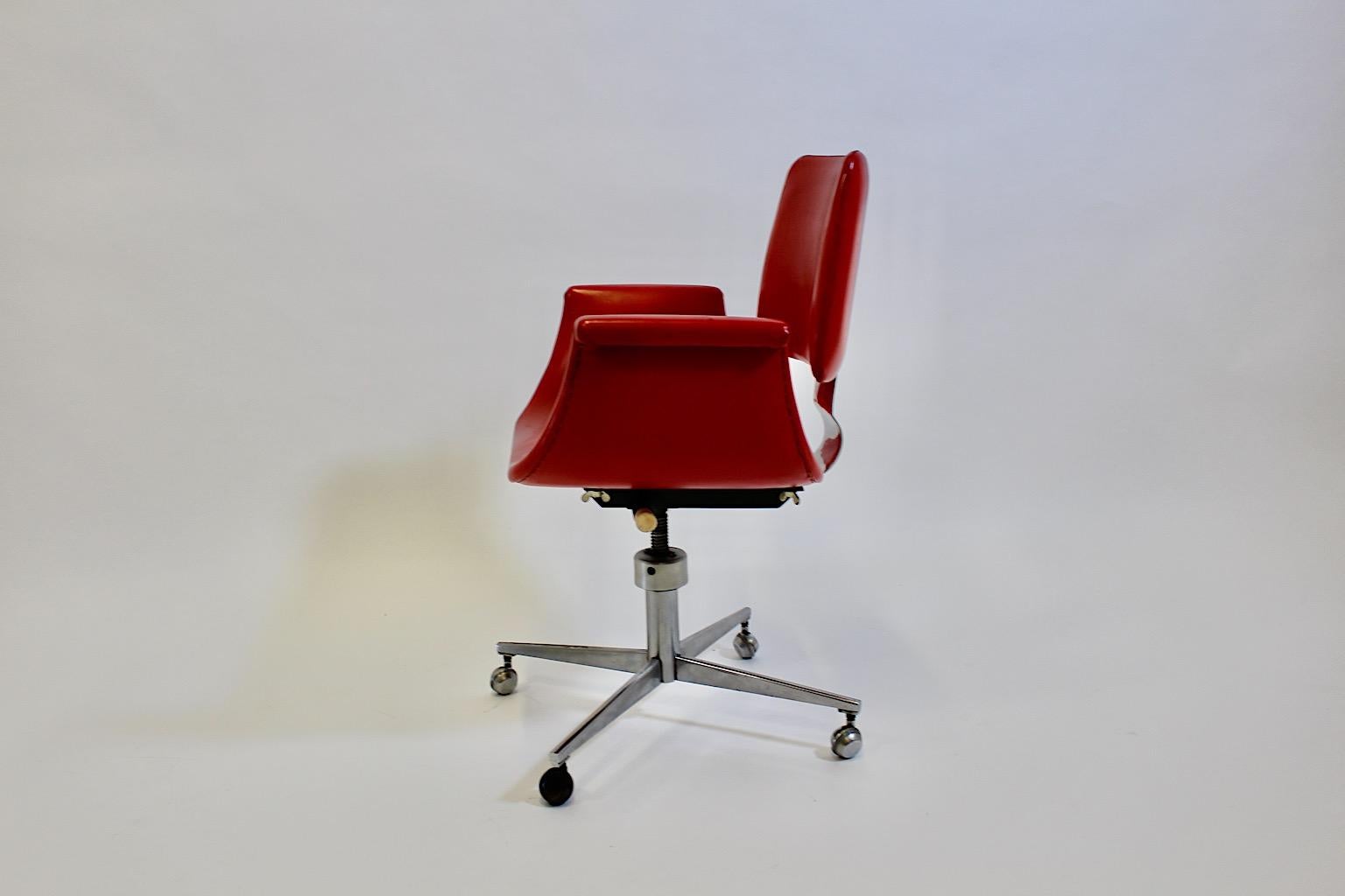 Chaise de bureau de l'ère spatiale rouge en faux cuir et métal chromé, années 1960 en vente 4