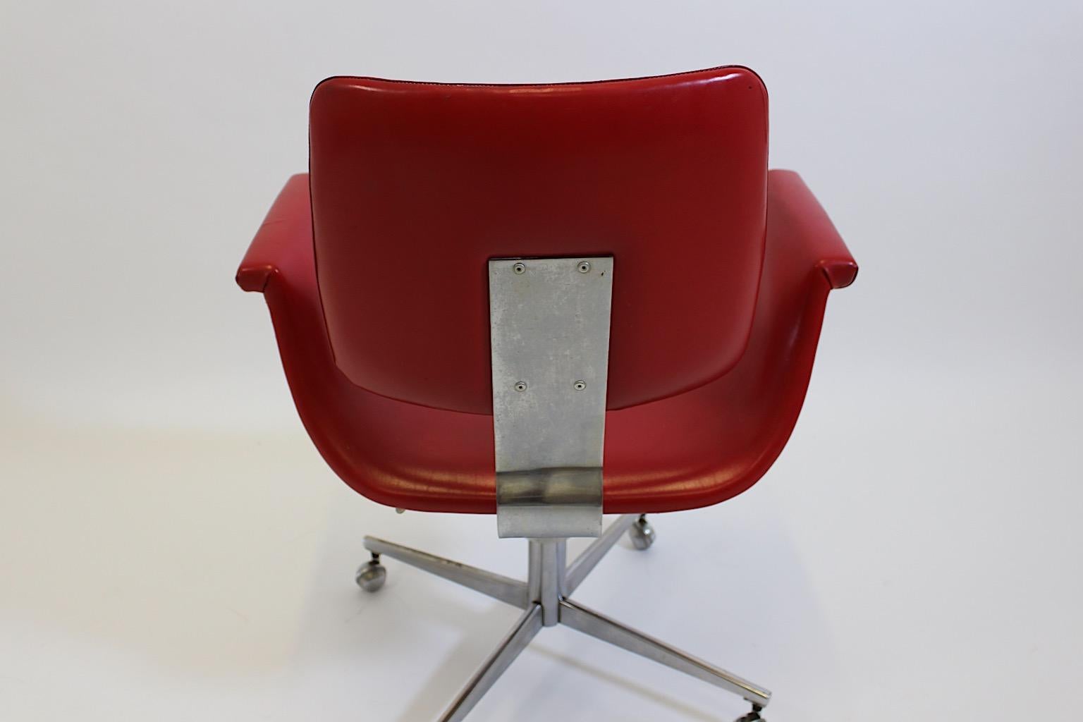 Chaise de bureau de l'ère spatiale rouge en faux cuir et métal chromé, années 1960 en vente 5