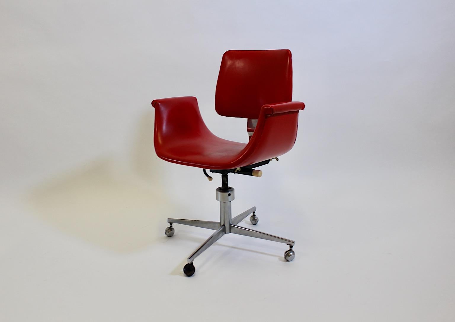 Sedia da ufficio vintage in finta pelle rossa con cromo e metallo Sedia da scrivania 1960 AGE in vendita 5