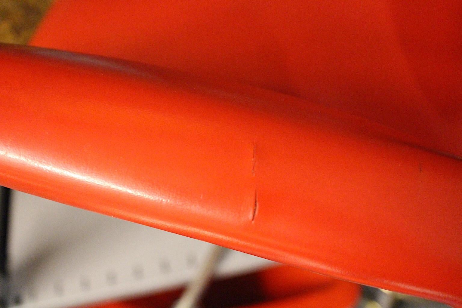 Chaise de bureau de l'ère spatiale rouge en faux cuir et métal chromé, années 1960 en vente 10