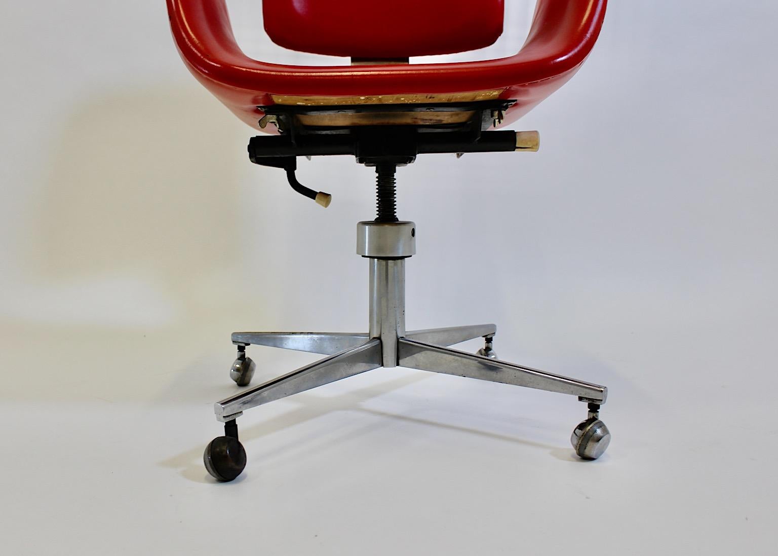 Milieu du XXe siècle Chaise de bureau de l'ère spatiale rouge en faux cuir et métal chromé, années 1960 en vente