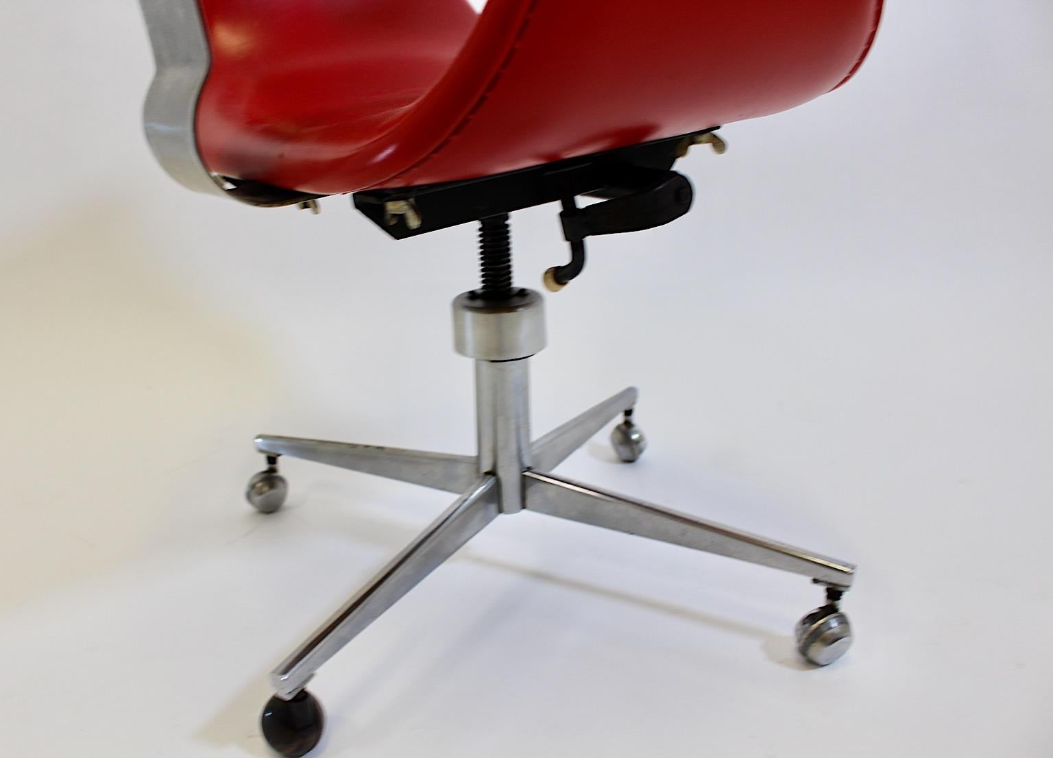Metà XX secolo Sedia da ufficio vintage in finta pelle rossa con cromo e metallo Sedia da scrivania 1960 AGE in vendita