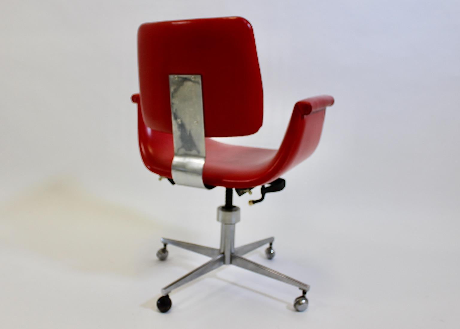 Metallo Sedia da ufficio vintage in finta pelle rossa con cromo e metallo Sedia da scrivania 1960 AGE in vendita