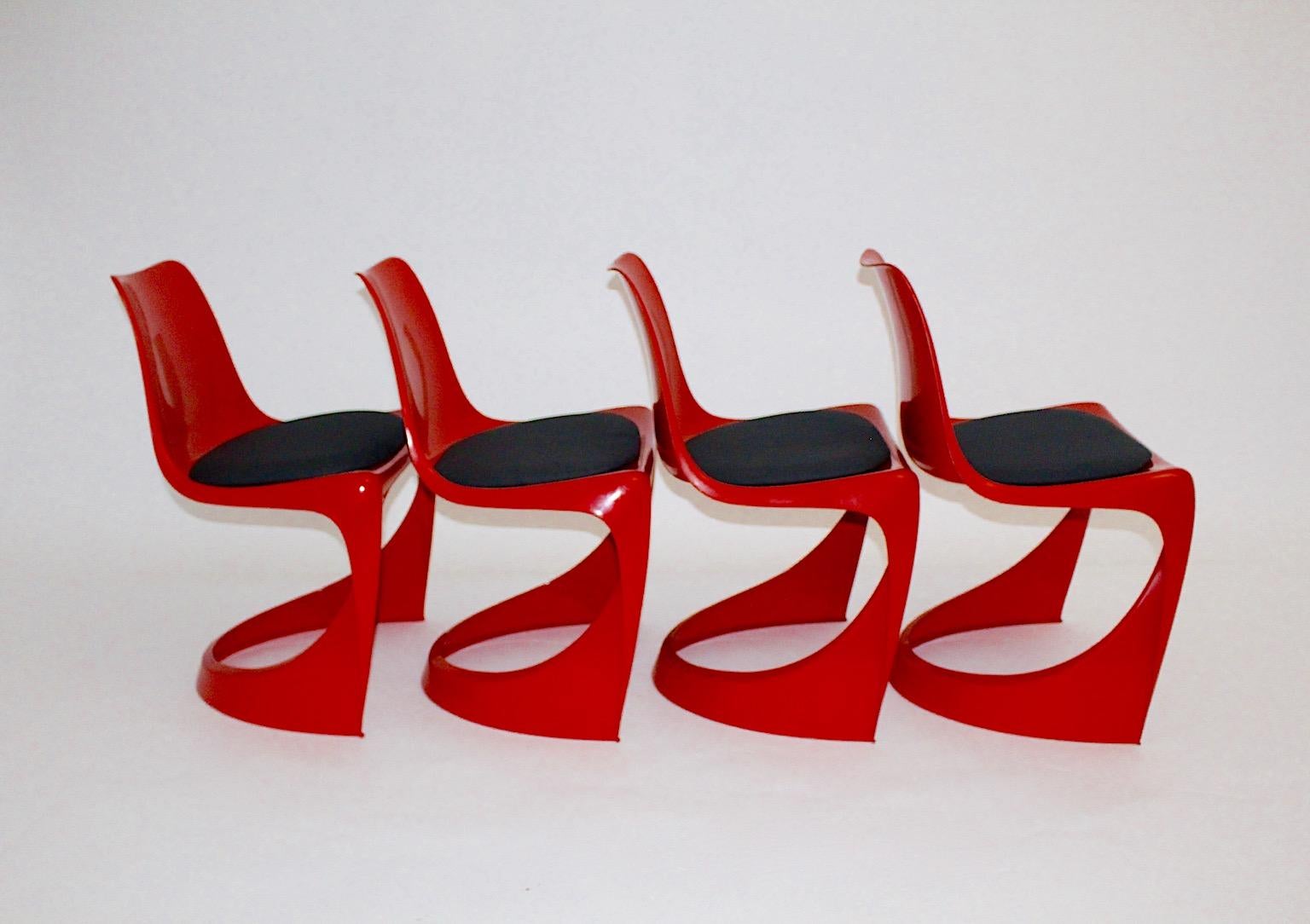 Space Age vier ( 4 ) rote Plastikstühle im Vintage-Stil, entworfen von Steen Ostergaard 1966 für Cado Norwegen 1971.
Ein Satz wunderschöner roter 4 ( vier ) Esszimmerstühle aus Kunststoff mit schwarzer Textilbespannung.
Unterhalb