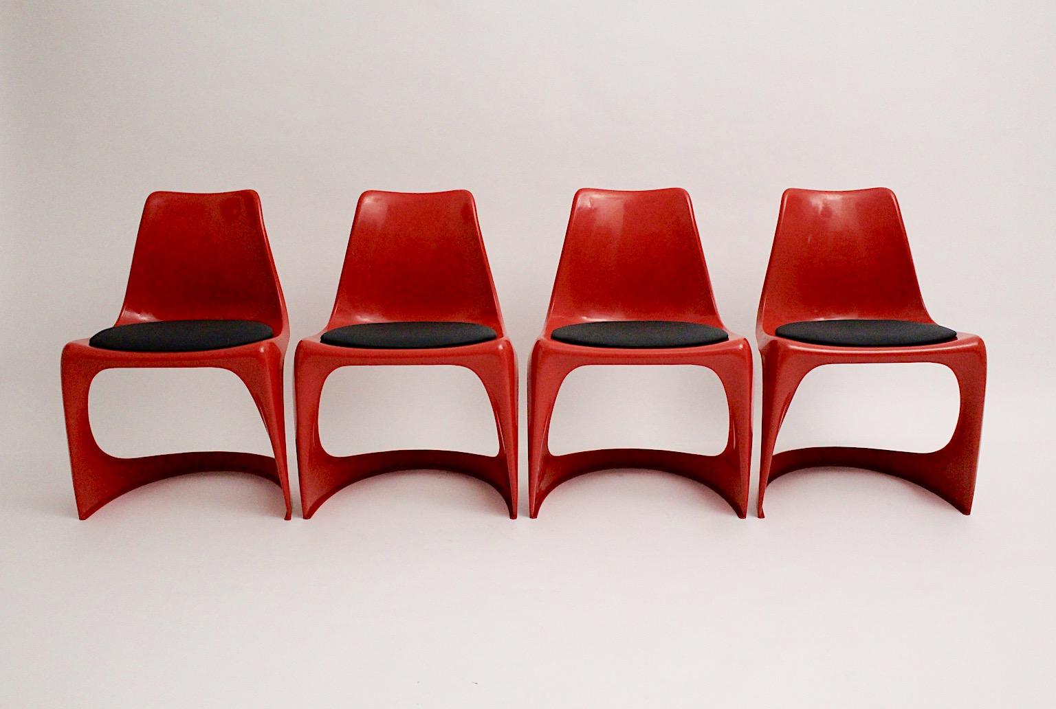 Space Age Vintage Rote Kunststoff-Esszimmerstühle, Space Age, Vier Steen, Ostergaard, Dänemark (Dänisch) im Angebot