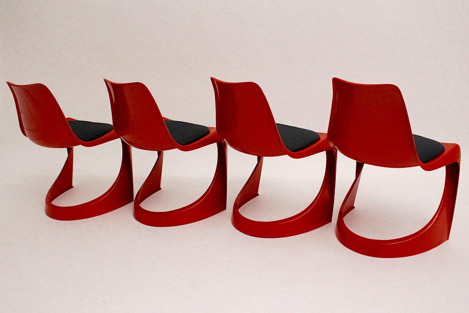 Space Age Vintage Rote Kunststoff-Esszimmerstühle, Space Age, Vier Steen, Ostergaard, Dänemark (20. Jahrhundert) im Angebot