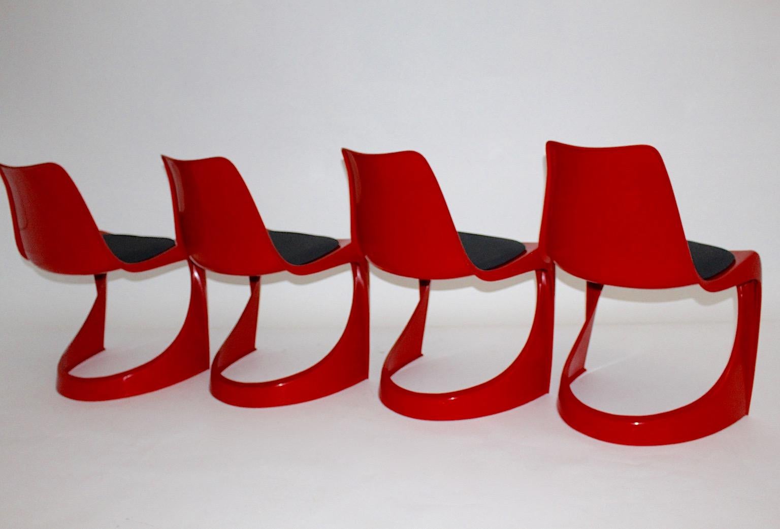 Space Age Vintage Rote Kunststoff-Esszimmerstühle, Space Age, Vier Steen, Ostergaard, Dänemark (Stoff) im Angebot