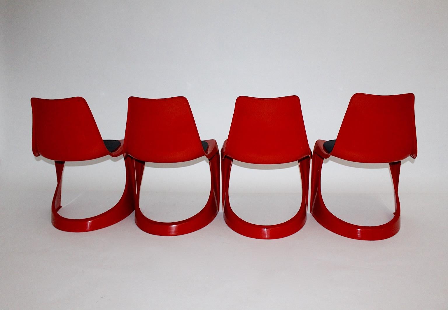 Space Age Vintage Rote Kunststoff-Esszimmerstühle, Space Age, Vier Steen, Ostergaard, Dänemark im Angebot 1