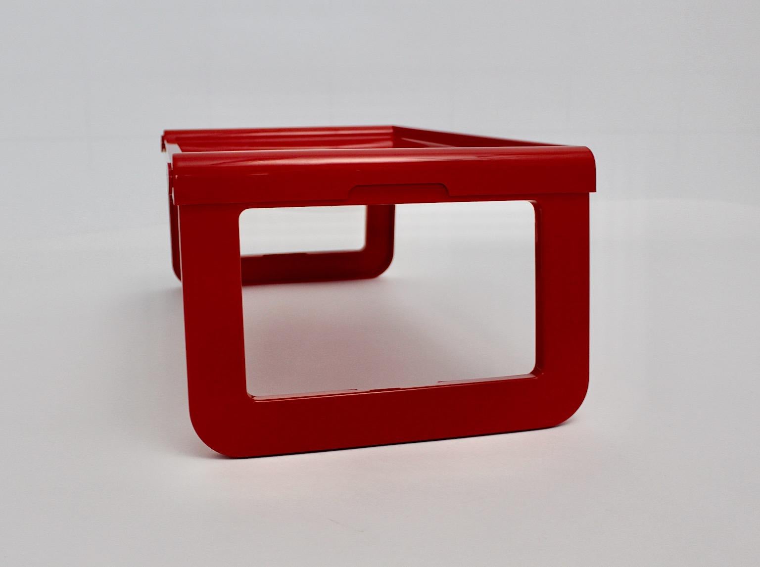 Plastique Guéridon en plastique rouge vintage de l'ère spatiale Luigi Massoni Guzzini, Italie en vente