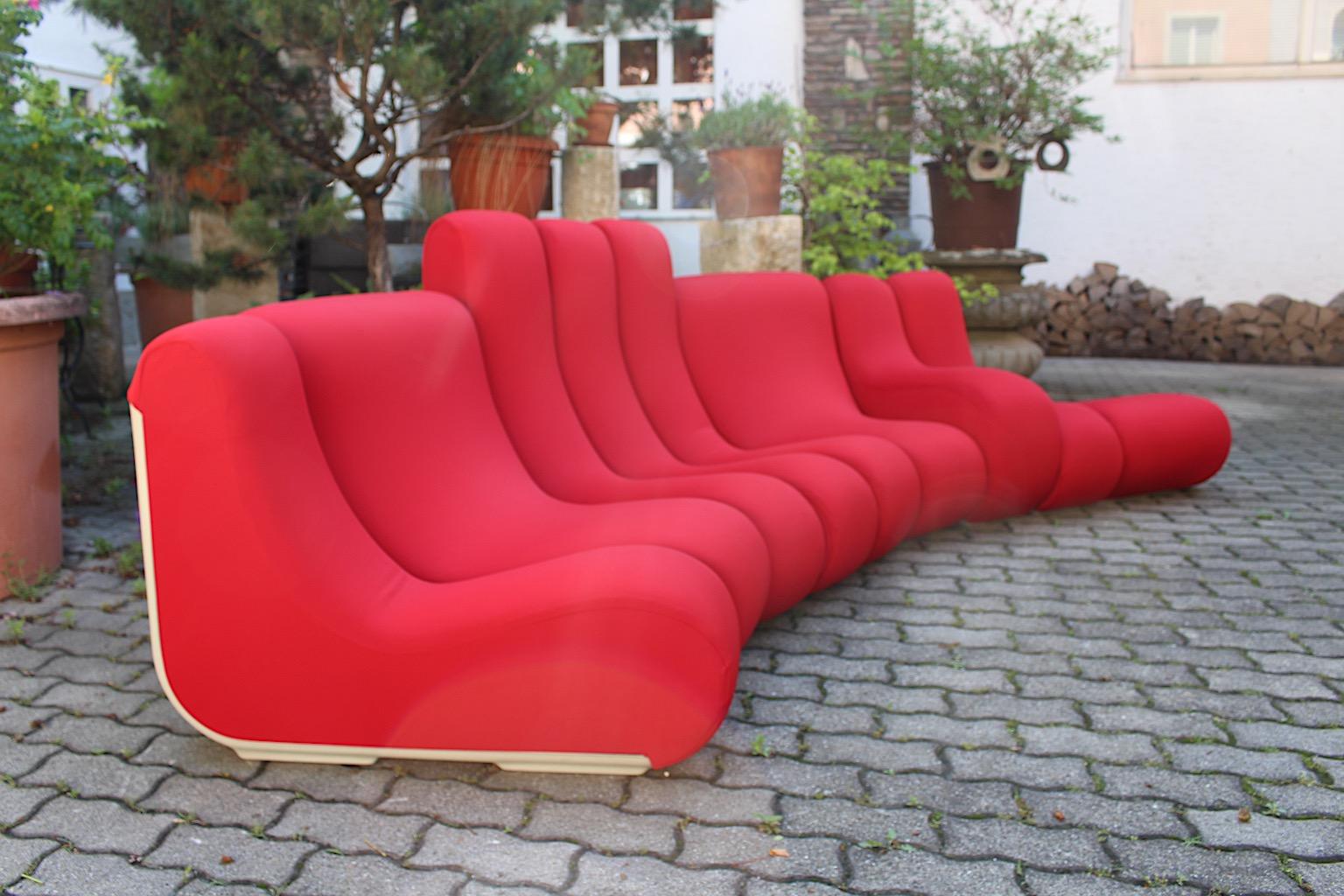 Tissu Sofa sectionnel rouge vintage autoportant de l'ère spatiale par Pillo Burghardt Vogtherr en vente