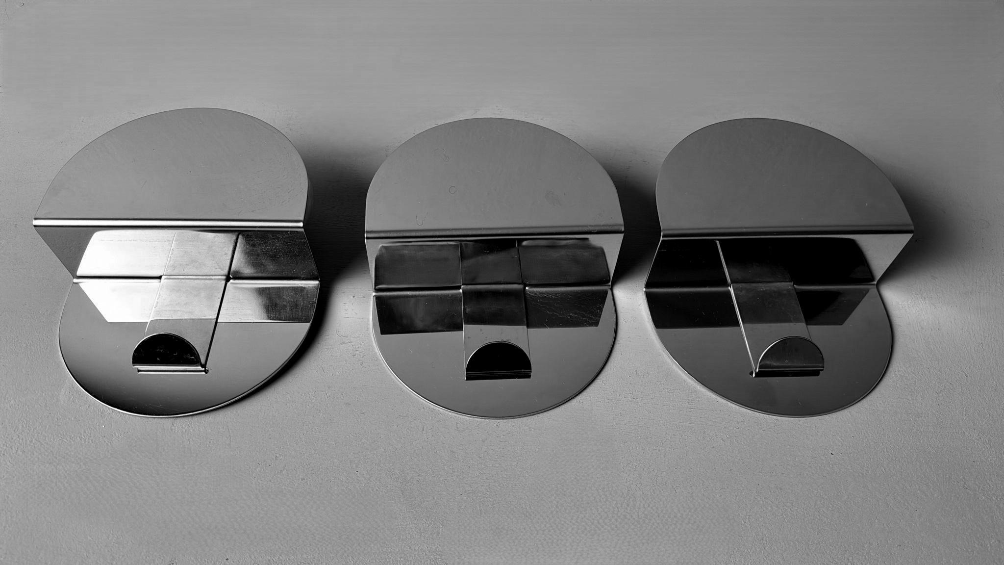 Space Age Vintage-Set aus drei italienischen Wandhaken aus Edelstahl, Space Age im Zustand „Gut“ im Angebot in Prato, Tuscany