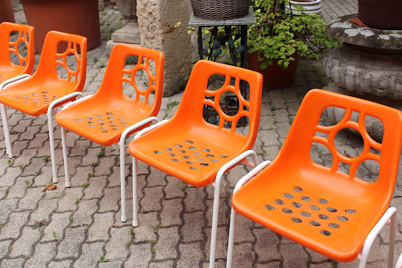A Space Age Vintage Sei arancione bianco plastica metallo sedie da giardino sedie da patio 1970 in vendita 5