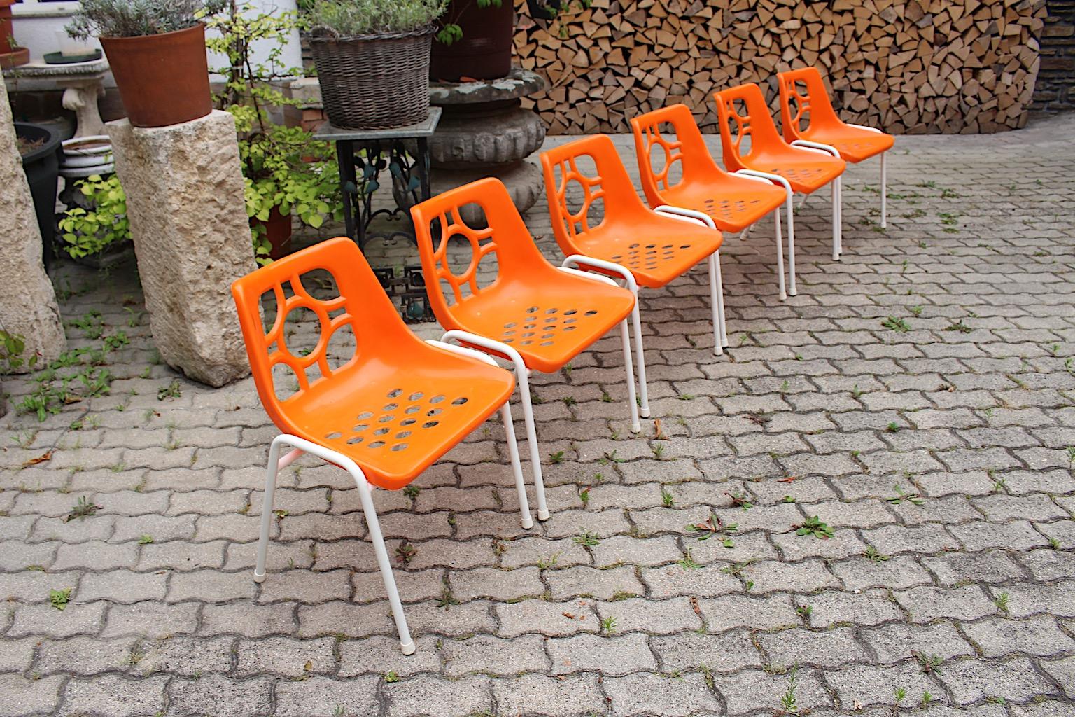 A Space Age Vintage Sei arancione bianco plastica metallo sedie da giardino sedie da patio 1970 in vendita 6