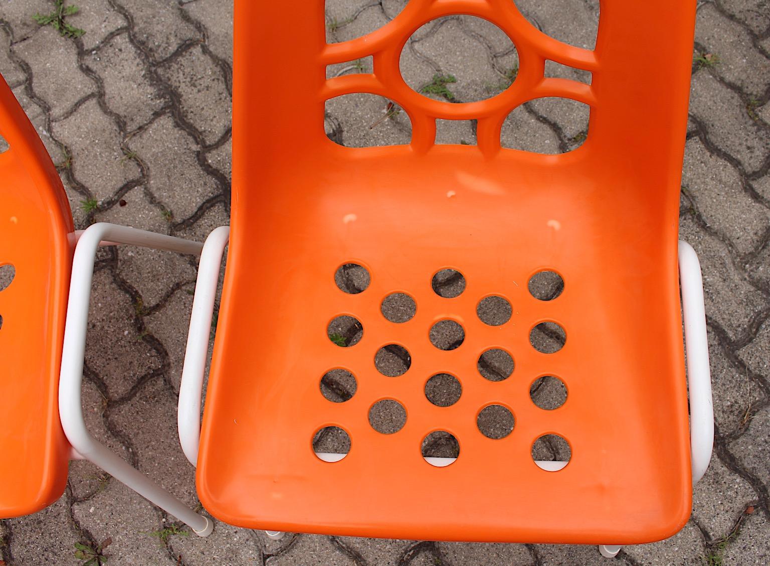 A Space Age Vintage Sei arancione bianco plastica metallo sedie da giardino sedie da patio 1970 in vendita 8