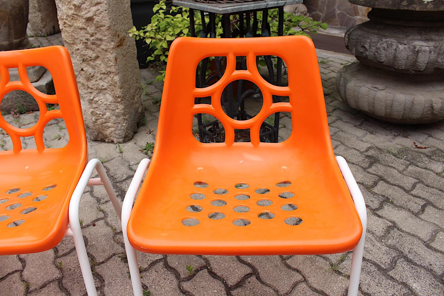 A Space Age Vintage Sei arancione bianco plastica metallo sedie da giardino sedie da patio 1970 in vendita 9