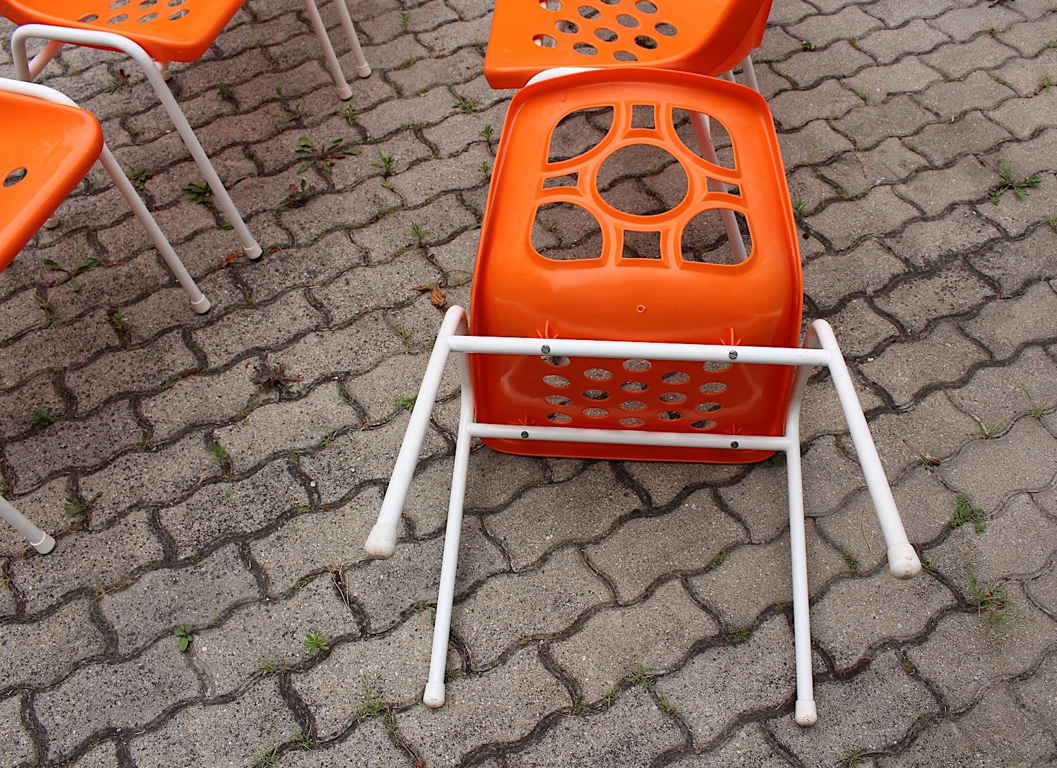 A Space Age Vintage Sei arancione bianco plastica metallo sedie da giardino sedie da patio 1970 in vendita 10