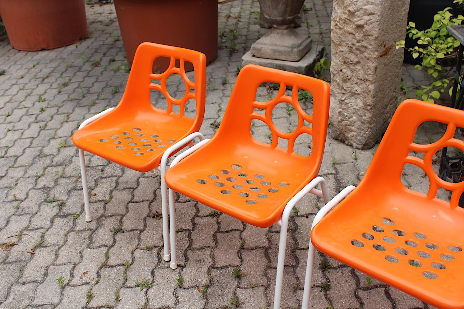 A Space Age Vintage Sei arancione bianco plastica metallo sedie da giardino sedie da patio 1970 in vendita 11