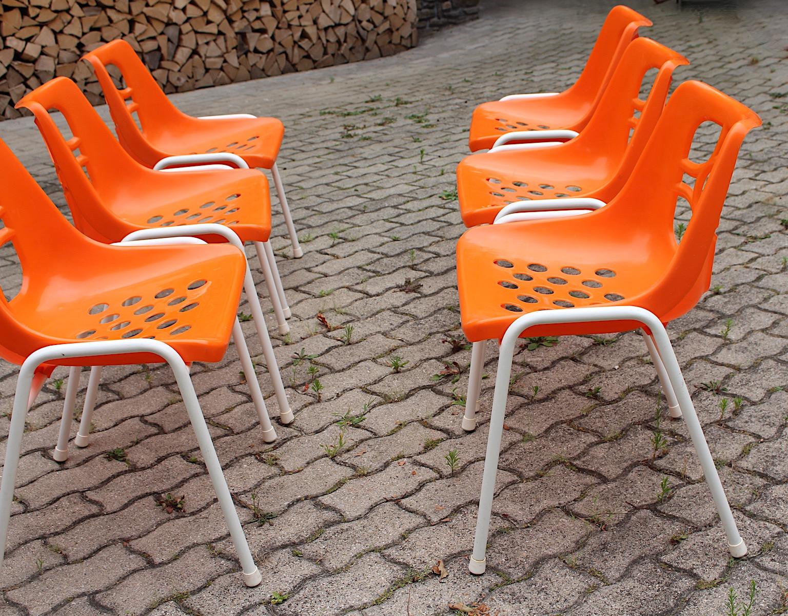A Space Age Vintage Sei arancione bianco plastica metallo sedie da giardino sedie da patio 1970 in vendita 12