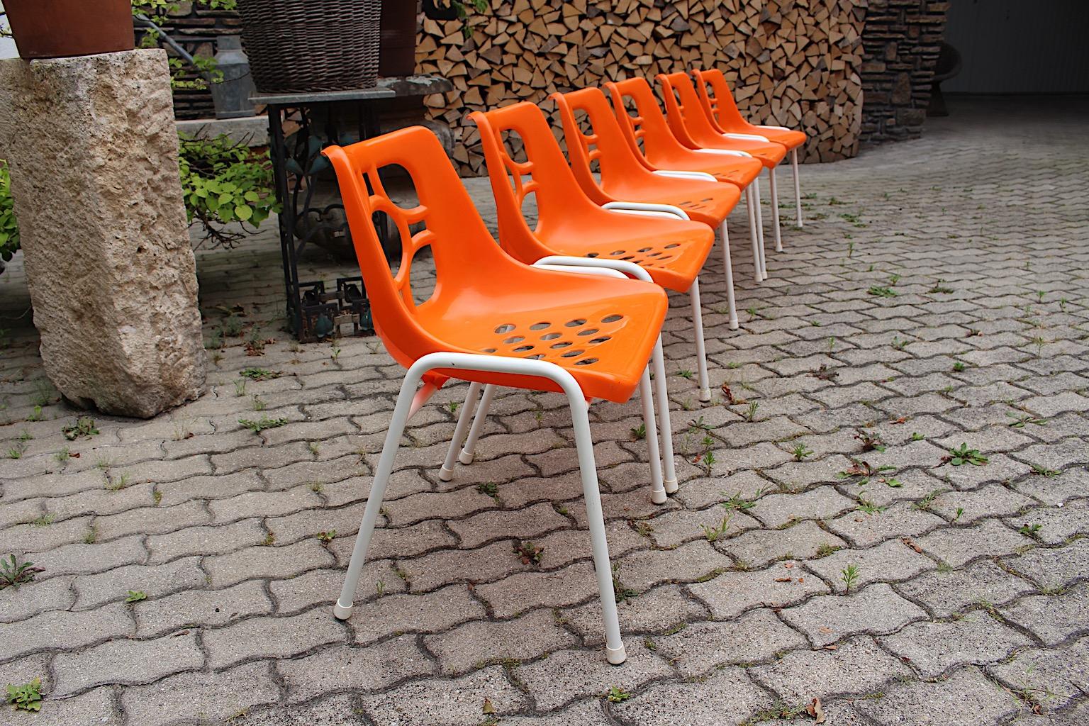 A Space Age Vintage Sei arancione bianco plastica metallo sedie da giardino sedie da patio 1970 in vendita 13