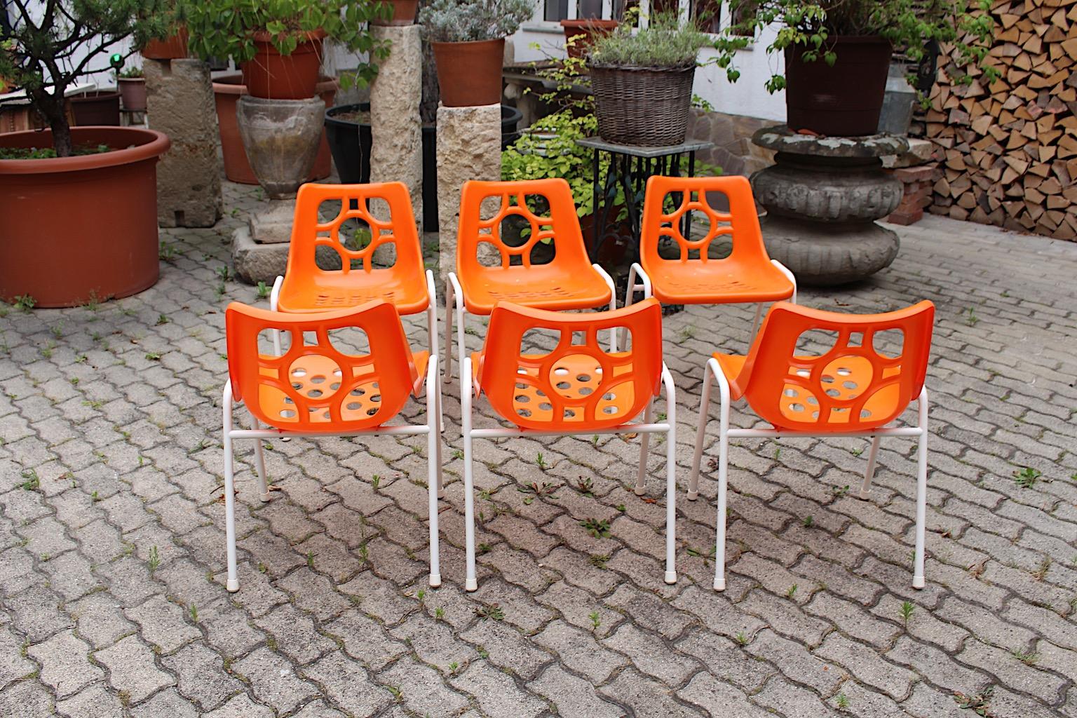 A Space Age Vintage Sei arancione bianco plastica metallo sedie da giardino sedie da patio 1970 in vendita 14