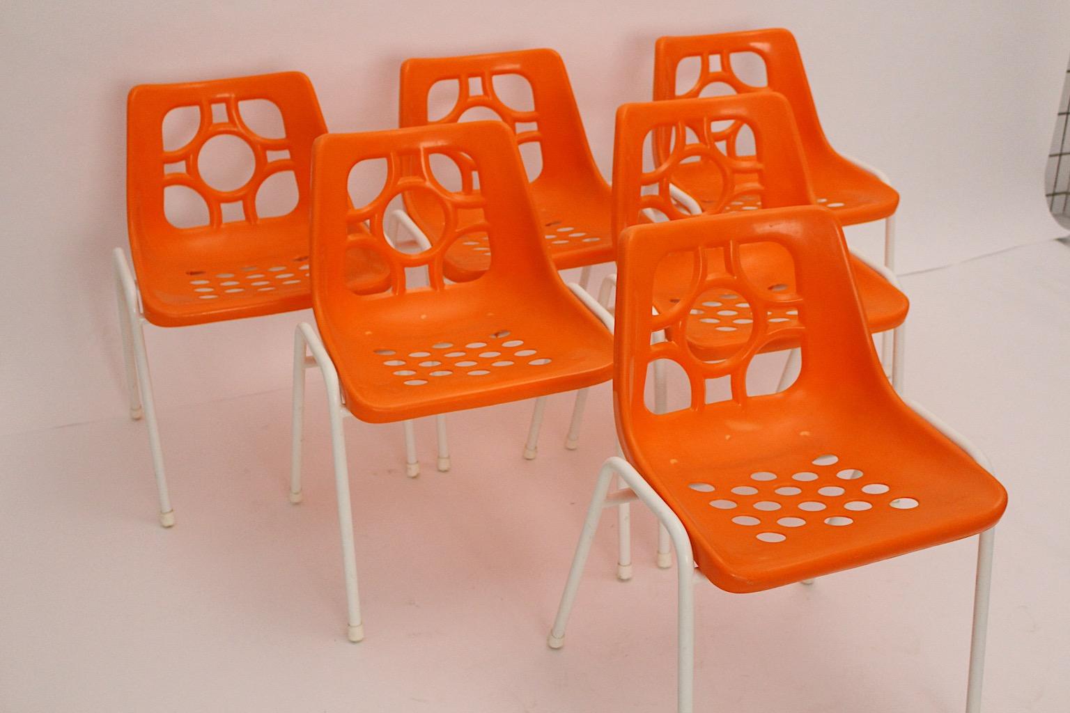 Sei ( 6 ) sedie da giardino o da patio in plastica e metallo di colore arancio e bianco, anni '70.
Un favoloso set di sei sedie da giardino con un audace arancione molto confortevole 
e quattro gambe bianche.
Queste sedie da giardino STACKABL sono
