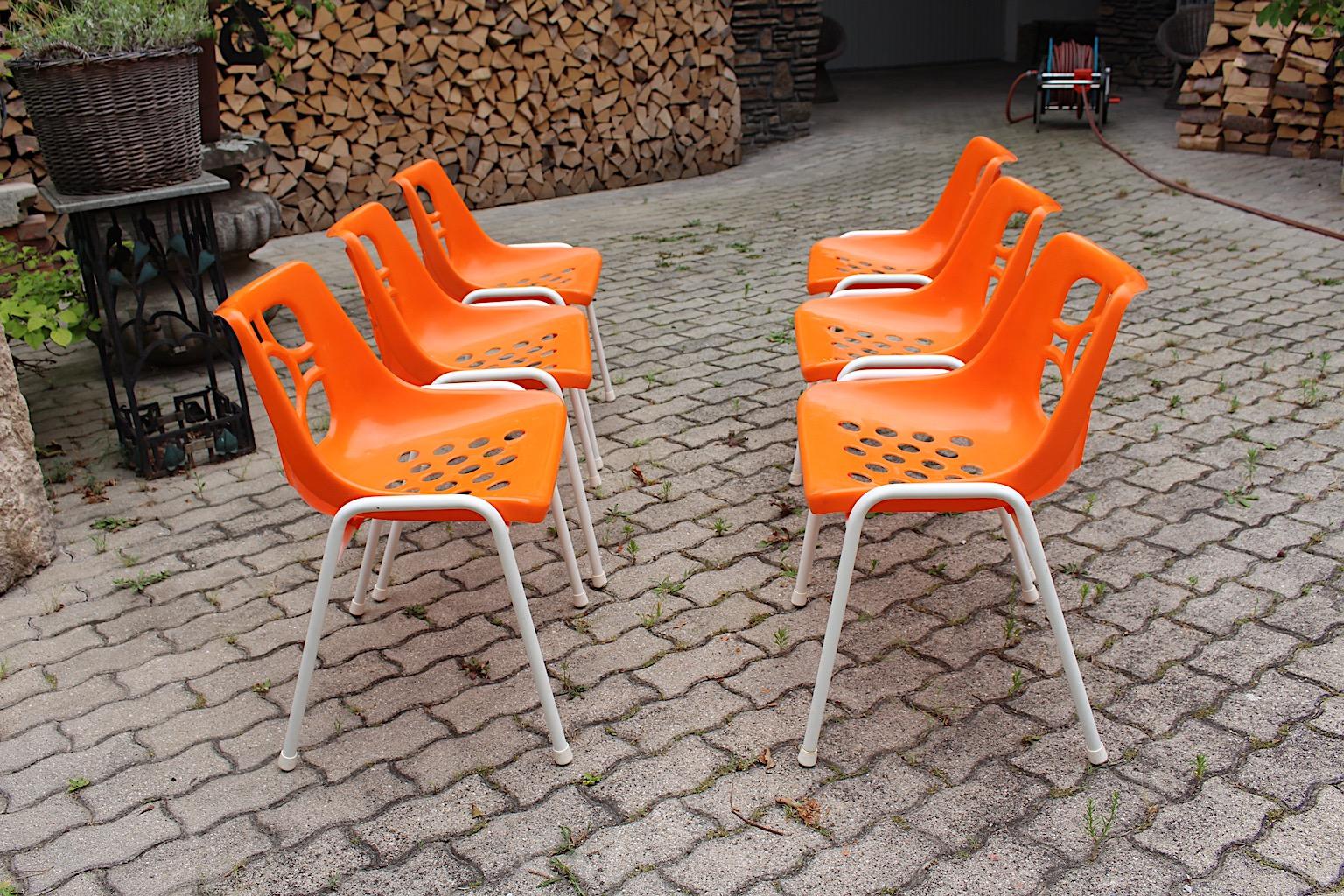 A Space Age Vintage Sei arancione bianco plastica metallo sedie da giardino sedie da patio 1970 in vendita 15