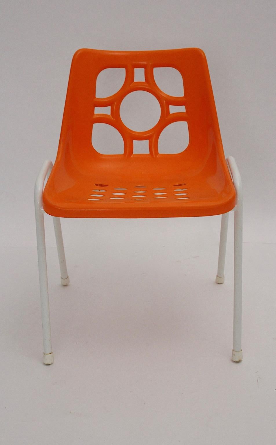 Fine XX secolo A Space Age Vintage Sei arancione bianco plastica metallo sedie da giardino sedie da patio 1970 in vendita