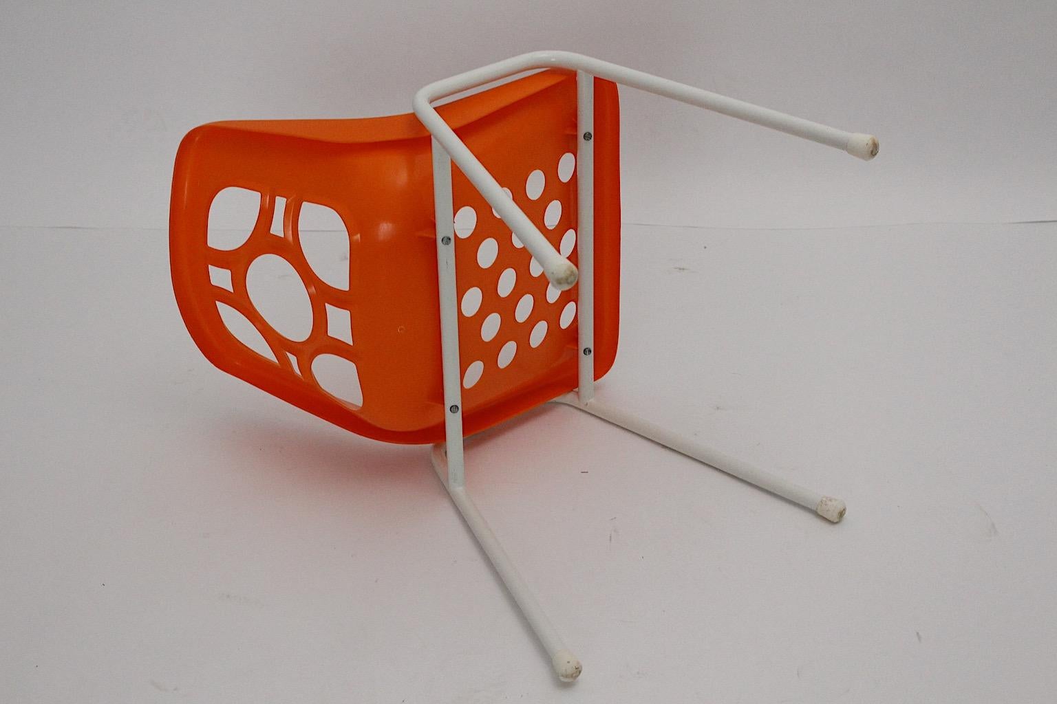 Metallo A Space Age Vintage Sei arancione bianco plastica metallo sedie da giardino sedie da patio 1970 in vendita