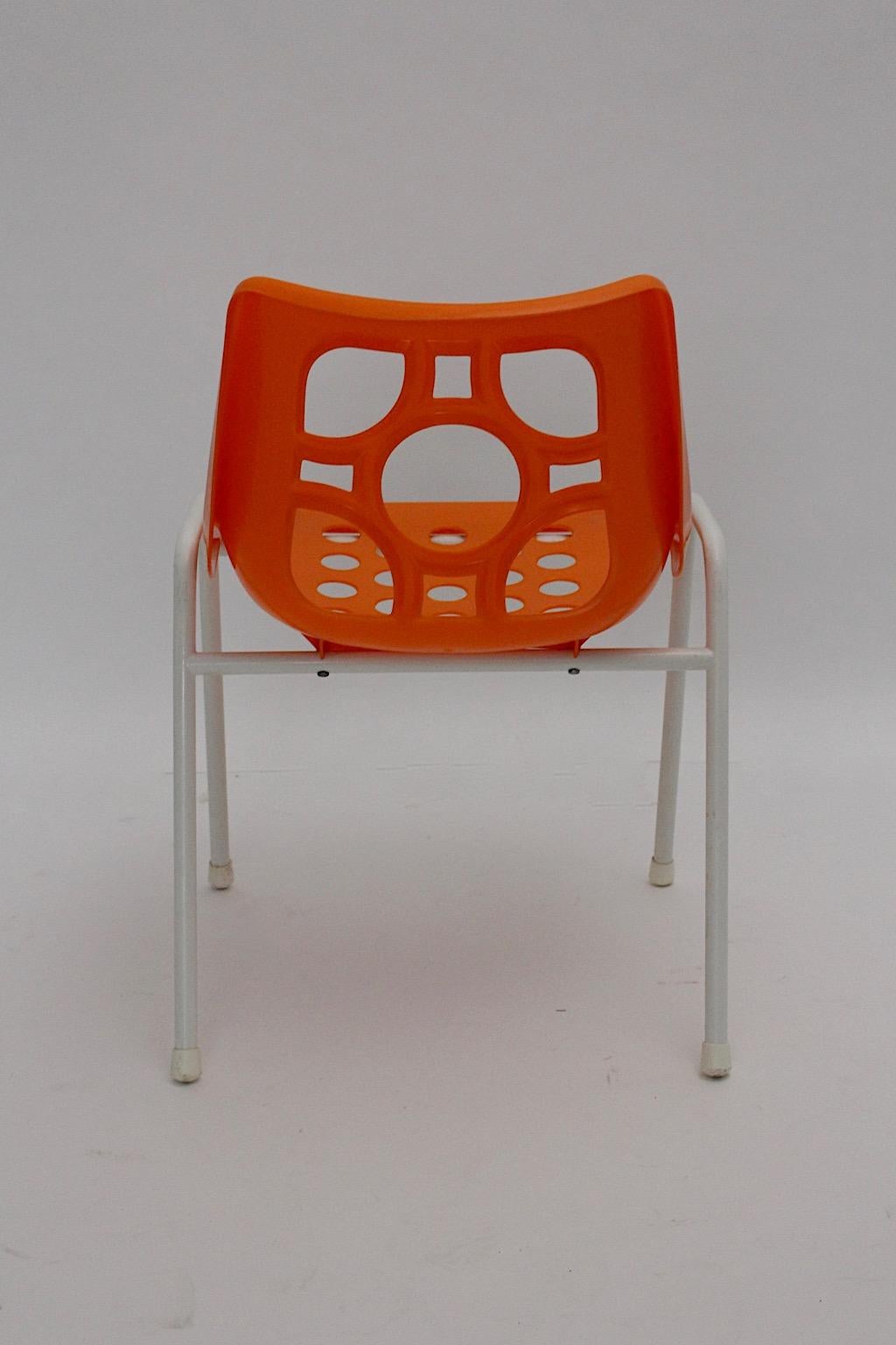 A Space Age Vintage Sei arancione bianco plastica metallo sedie da giardino sedie da patio 1970 in vendita 2