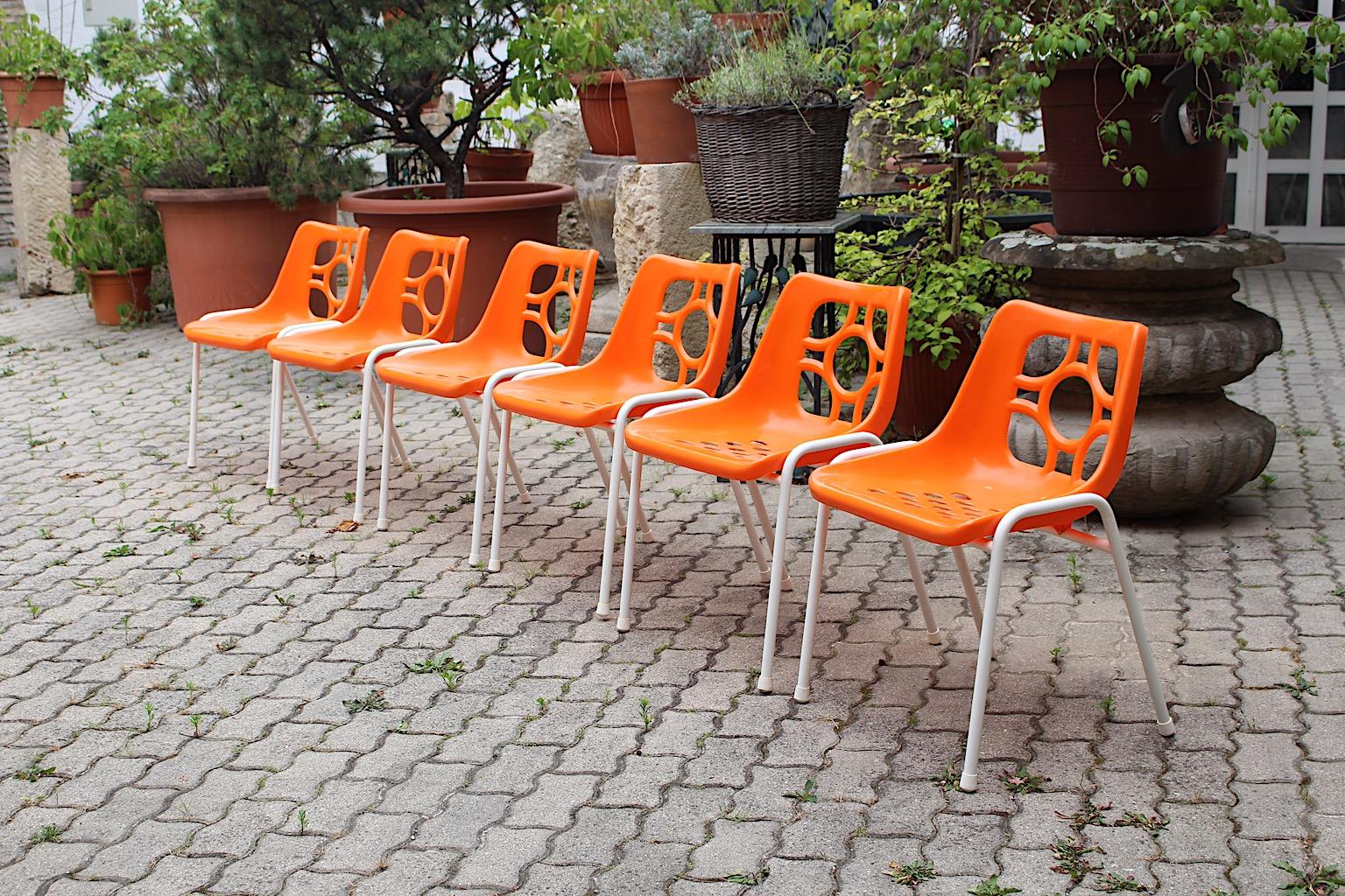 A Space Age Vintage Sei arancione bianco plastica metallo sedie da giardino sedie da patio 1970 in vendita 3