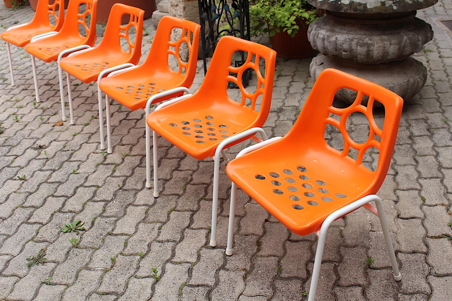 A Space Age Vintage Sei arancione bianco plastica metallo sedie da giardino sedie da patio 1970 in vendita 4