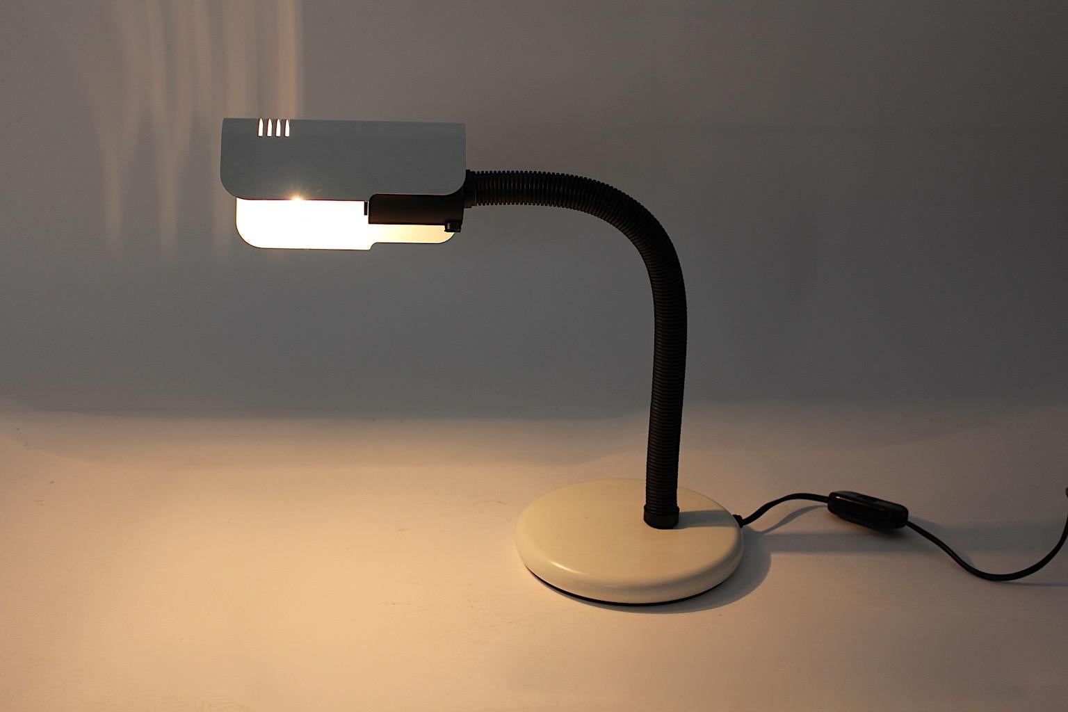 20ième siècle Lampe de bureau noire blanche vintage de l'ère spatiale Targetti, 1970, Italie en vente