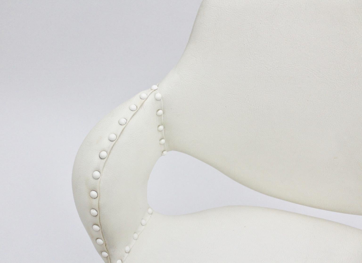 Space Age Vintage-Sessel aus weißem Kunstleder und Metall Boris Tabacoff, Frankreich im Angebot 13