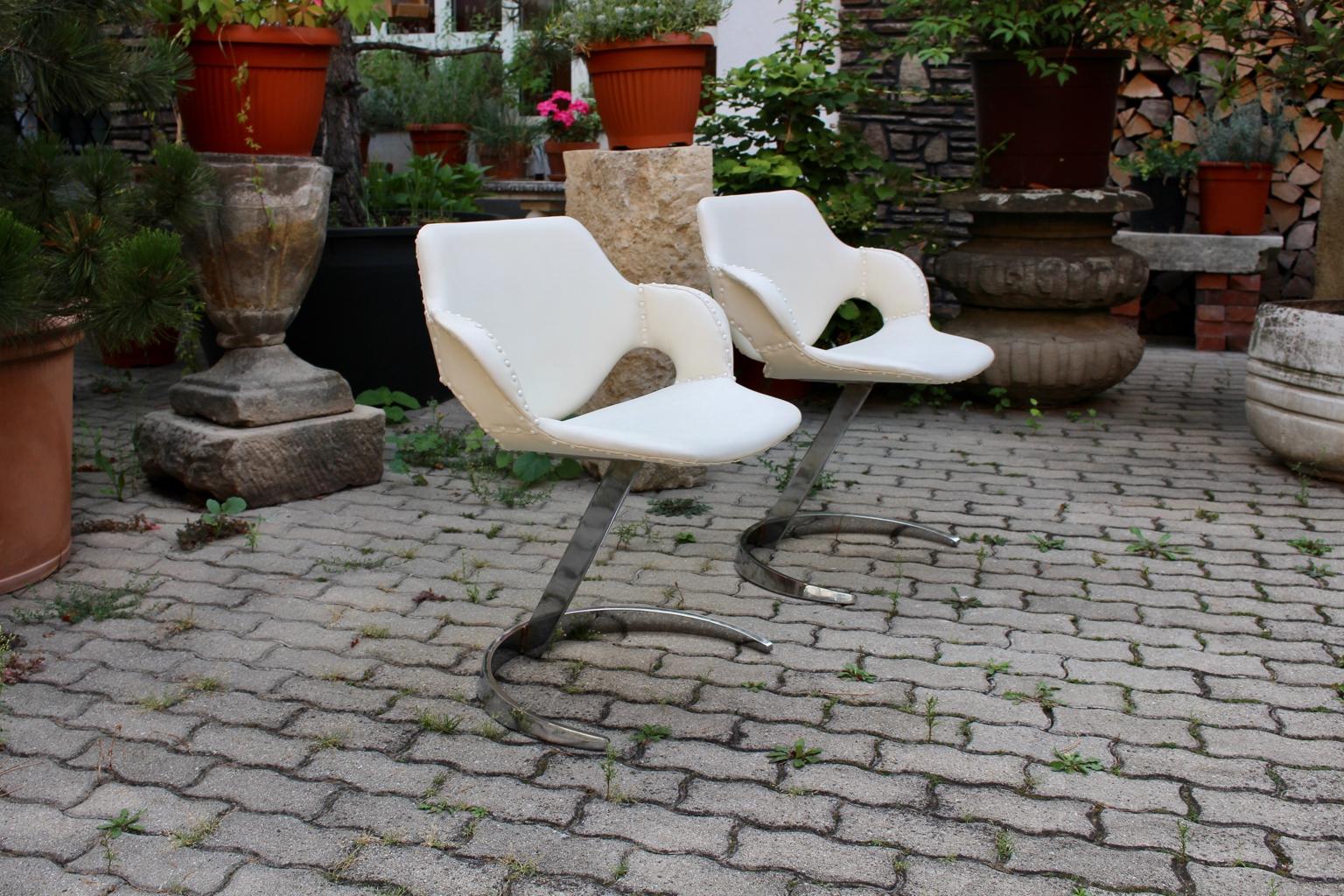 Diese präsentiert große Paar weiße Kunstleder Space Age Sessel, die von Boris Tabacoff entworfen wurde, um 1960, Frankreich.
Die Vintage-Sessel haben ein verchromtes Metallgestell in C-Form und eine Sitzfläche und Rückenlehne aus weißem Kunstleder.
