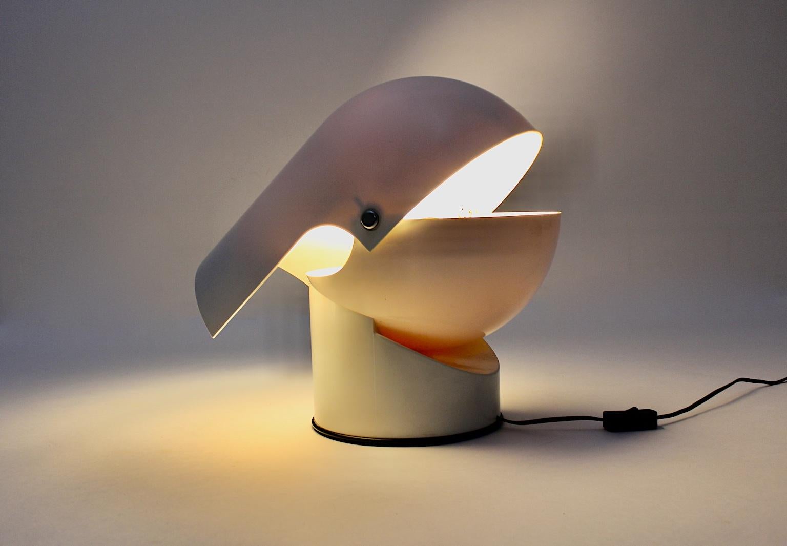 Space Age Vintage Weiße Pileo Mezzo Pileino Tischlampe von Gae Aulenti:: Italien im Zustand „Gut“ in Vienna, AT