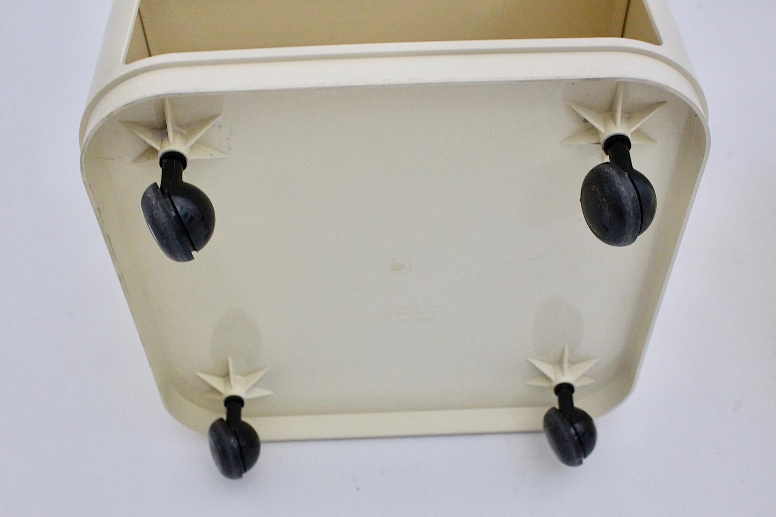 Space Age Vintage White Plastic Bar Cart or Chest Anna Castelli Kartell, Italy For Sale 3