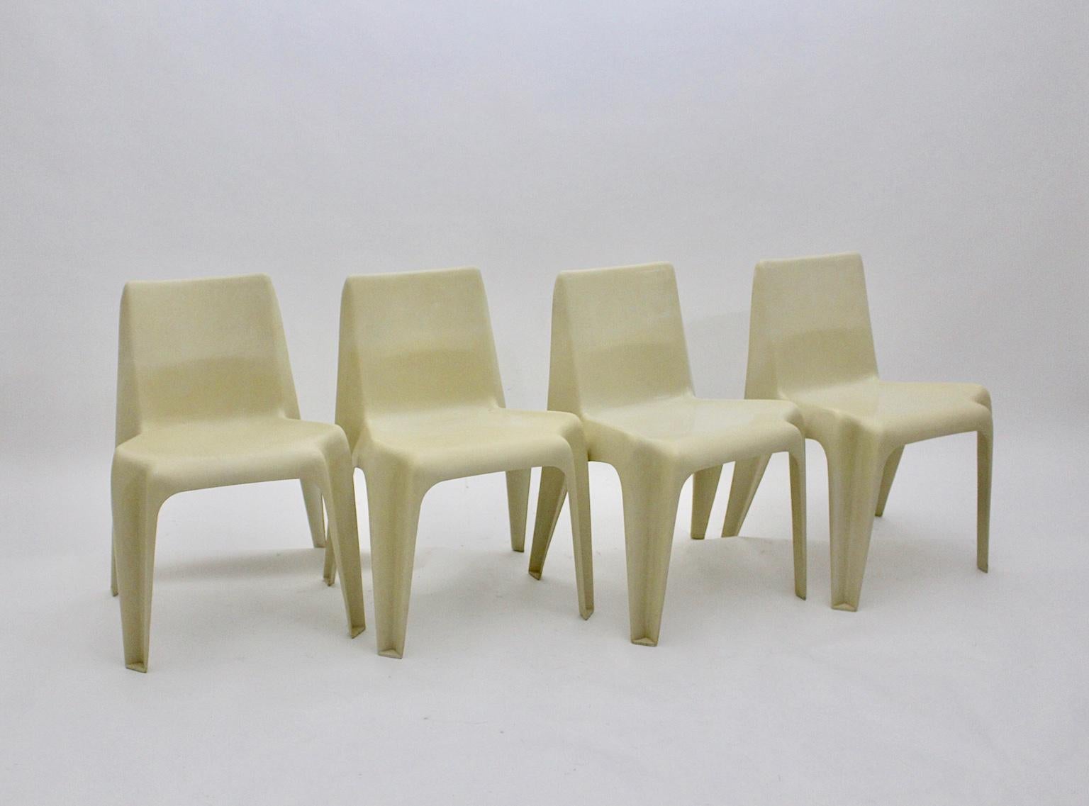 Quatre chaises de salle à manger en plastique ivoire de l'ère spatiale Helmuth Btzner, Allemagne, années 1960 Bon état - En vente à Vienna, AT