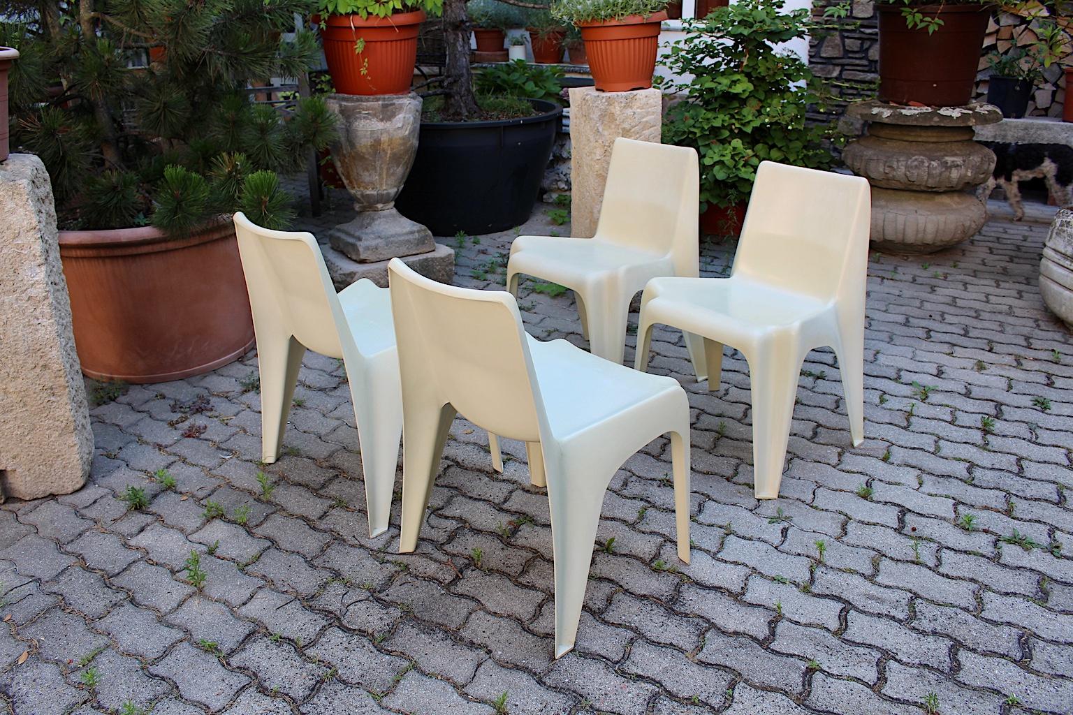 Plastique Quatre chaises de salle à manger en plastique ivoire de l'ère spatiale Helmuth Btzner, Allemagne, années 1960 en vente