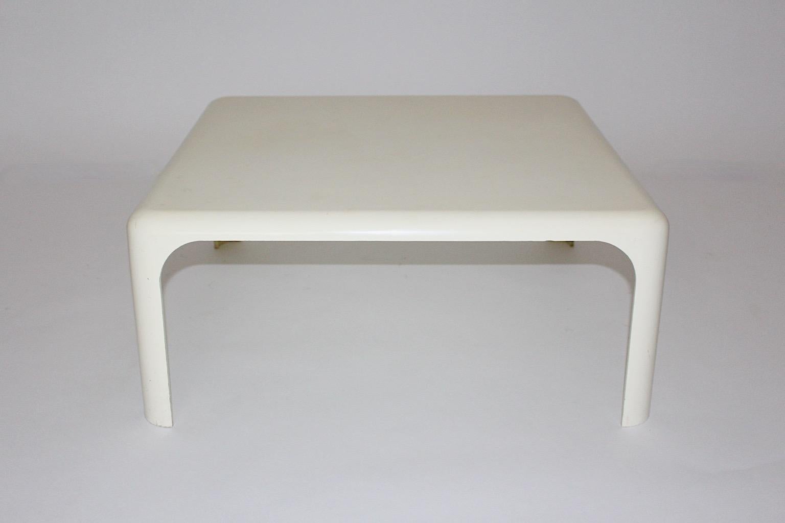 Table de canapé rectangulaire vintage de l'âge de l'espace modèle Demetrio 70 en plastique de couleur blanche par Vico Magistretti, Italie des années 1960.
Une table de canapé ou table d'appoint iconique et authentique de forme rectangulaire en