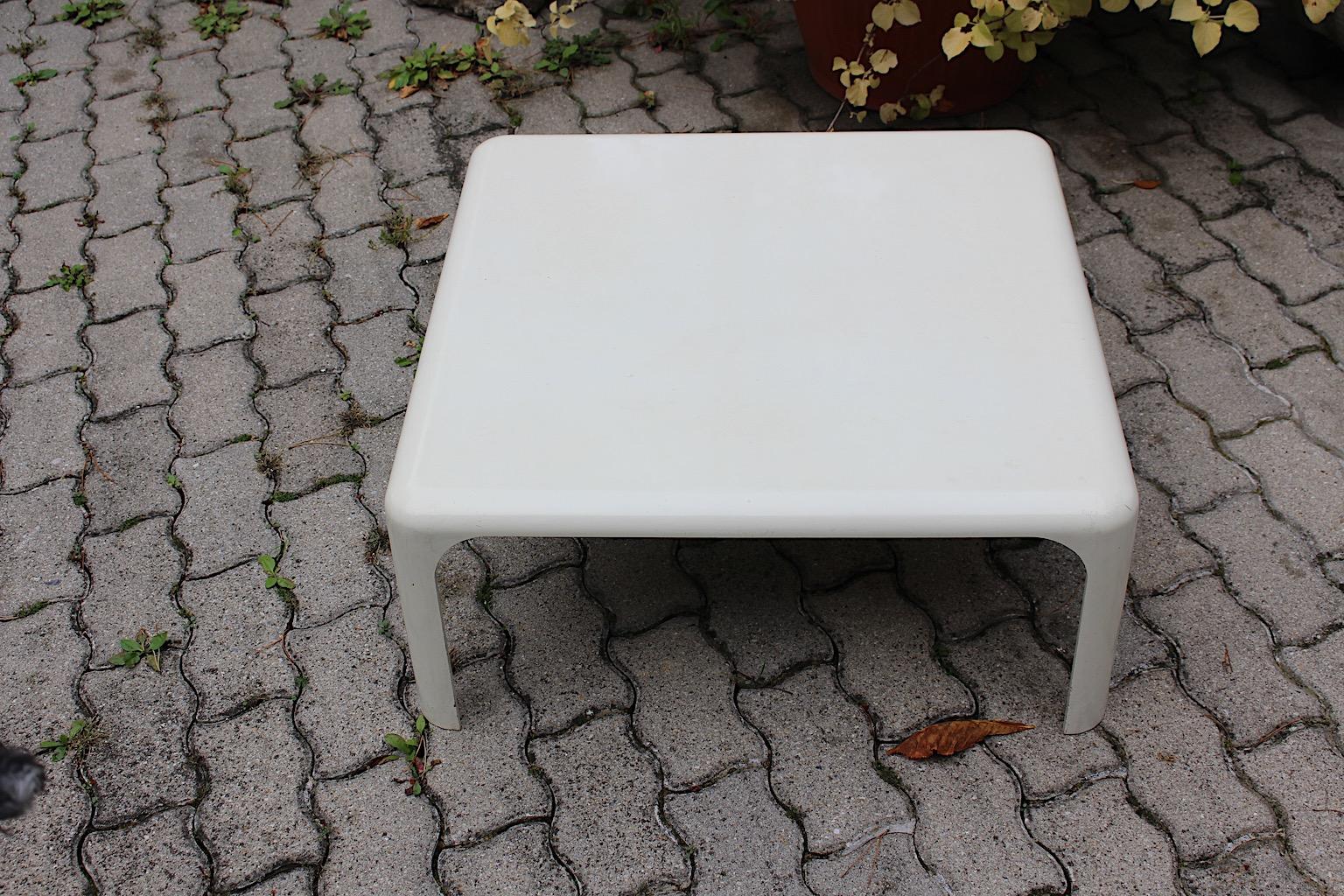 Plastique Table de canapé blanche vintage de l'ère spatiale Vico Magistretti Demetrio 70, Italie, années 1960 en vente