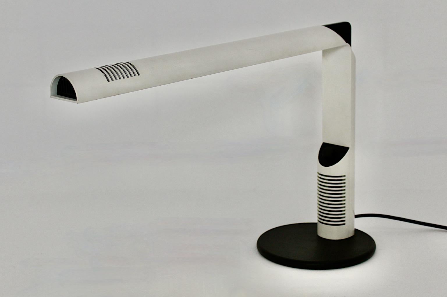 Lampe de table ou de bureau vintage blanche Space Age modèle Abele en métal laqué blanc par Gianfranco Frattini
pour Luci Milan 1979.
La lampe de table présente une tige en métal laqué blanc avec une base en caoutchouc noir, des pièces en