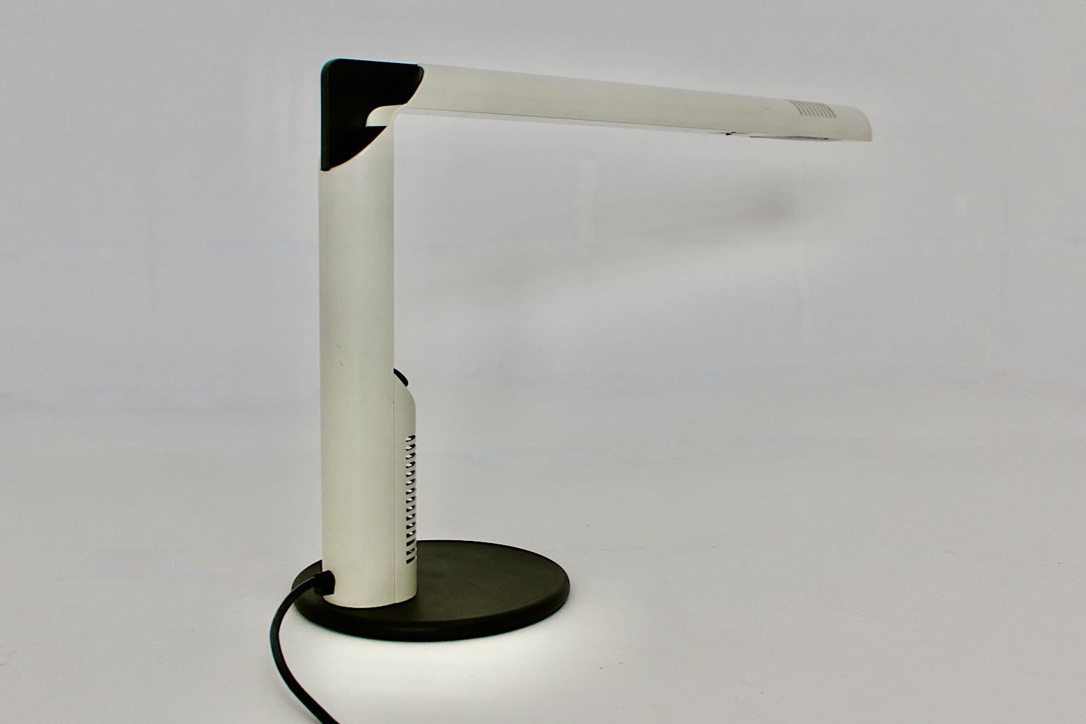 Space Age Vintage White Table Lamp Desk Lamp Gianfranco Frattini, 1970s, Italy In Good Condition For Sale In Vienna, AT