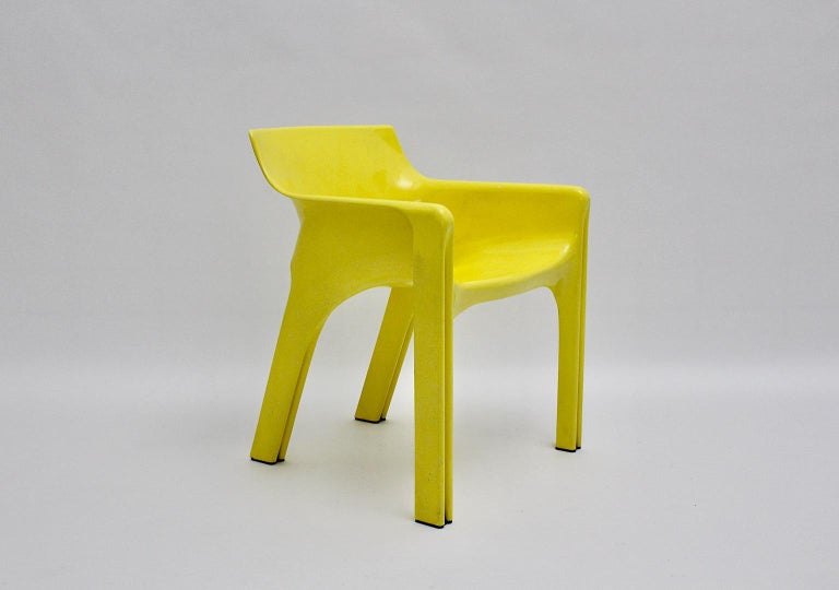 Space Age vintage armchair model Gaudi by Vico Magistretti from plastic in yellow color tone for Artemide 1968, Italy.
The wonderful armchair model Gaudi in the rare color tone lemon yellow shows a company stamp underneath the seat.
SPA Artemide