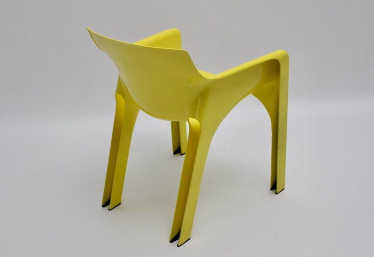 Space Age Vintage Yellow Plastic Armchair Gaudi by Vico Magistretti 1968 Italy In Good Condition For Sale In Vienna, AT