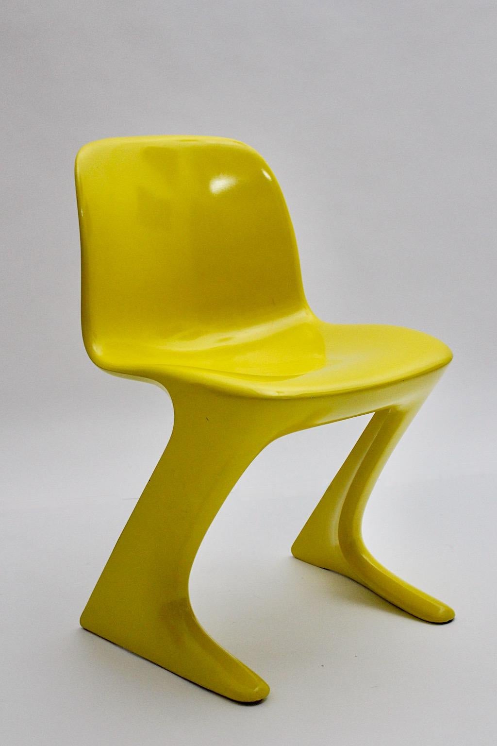 Space Age vintage Stuhl oder Beistellstuhl Modell Känguru Stuhl oder Z Stuhl aus gelbem Kunststoff von Ernst Moeckl für Baydur, W-Deutschland, 1960er Jahre.
Sehr selten in der fröhlichen Sonnenschein Farbe gelb zu finden, sehr geeignet für die