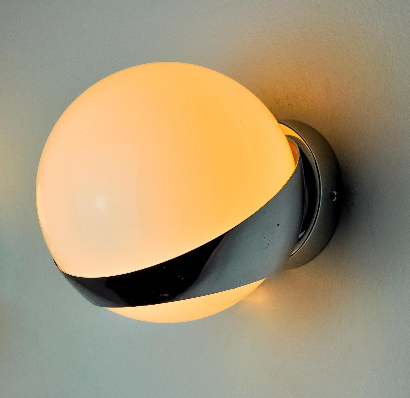 Très belle applique de l'ère spatiale conçue et produite par marca sl en Espagne dans les années 1960. Sphère en verre opale blanc insérée dans un support en aluminium chromé fixé au mur. Objet unique qui illuminera à merveille et apportera une