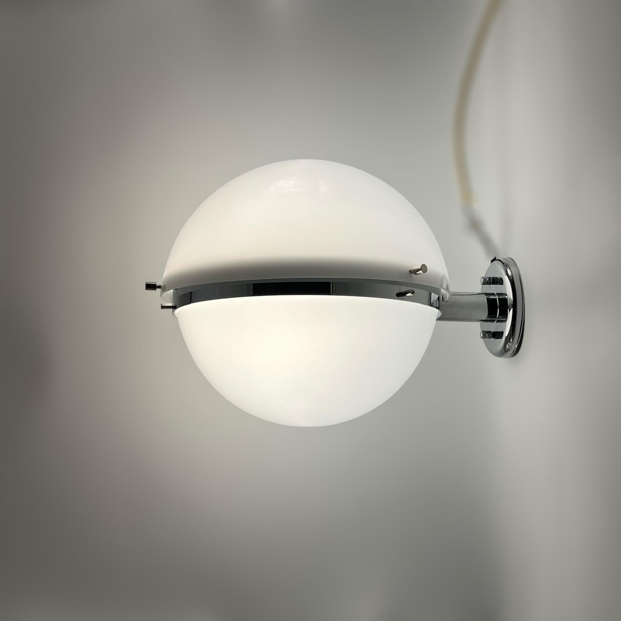 Amazing space age wall lamp designed and manufactured by Harveiluce in the 70s.

The model 5005 is a brilliant example of Harveiluce / iGuzzini design and innovative manufacturing tecniques. Two translucent half-globes interconnected with a shining