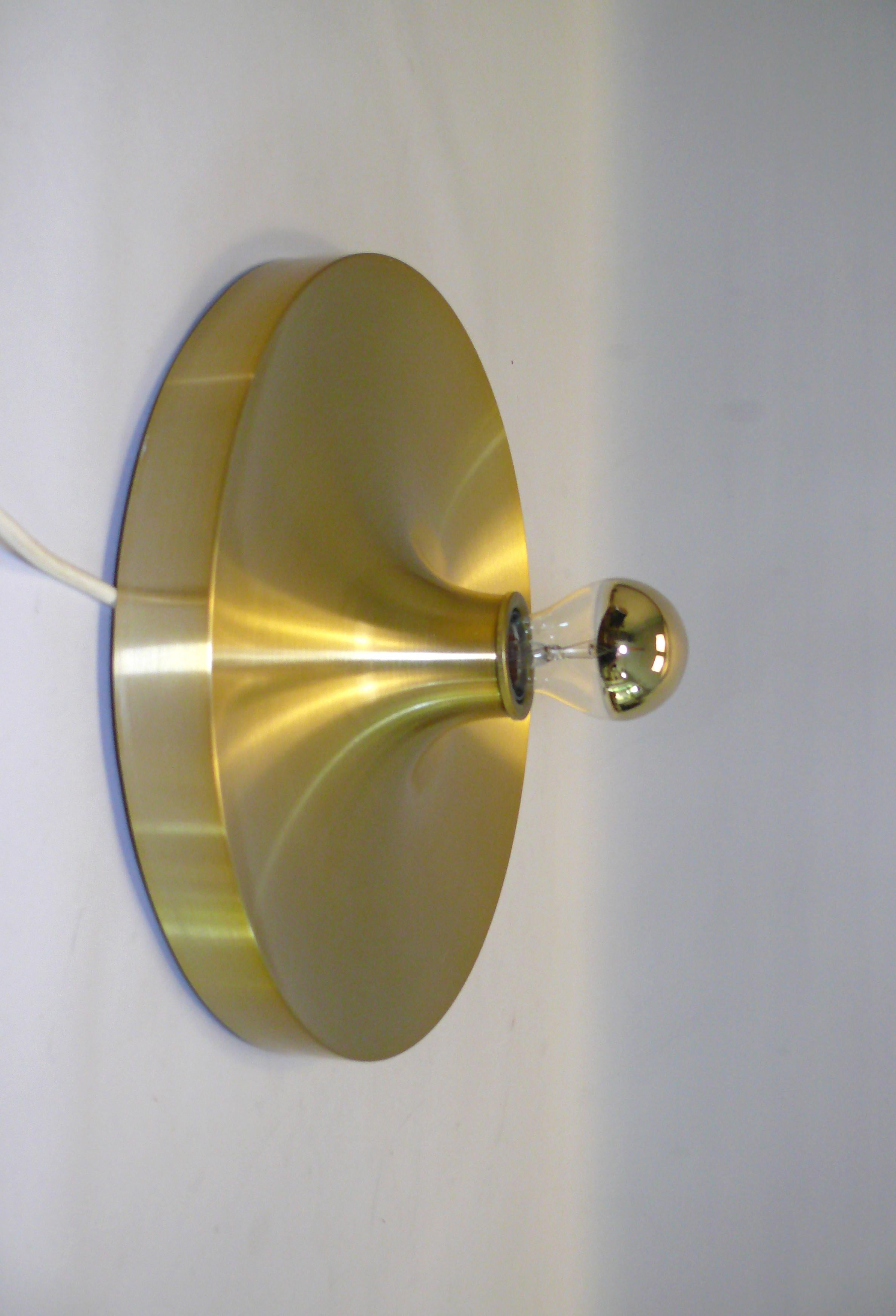 Original-Diskuslampe aus den 1960er Jahren von Teka (ähnlich wie Honsel), Deutschland. Die Leuchte ist hergestellt aus  Aluminium mit einer gebürsteten Messingoberfläche. Er kann sowohl an der Decke als auch an der Wand befestigt werden. Die Lampe